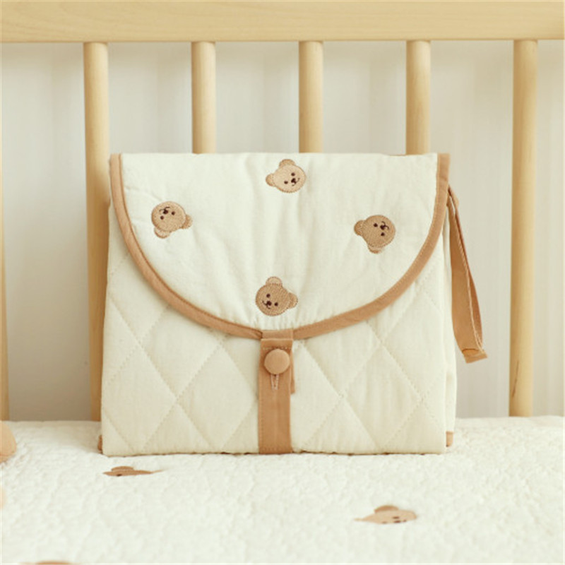 Wickelunterlage für unterwegs – Faltbare Baby Wickelmatte mit Bärchenmotiv