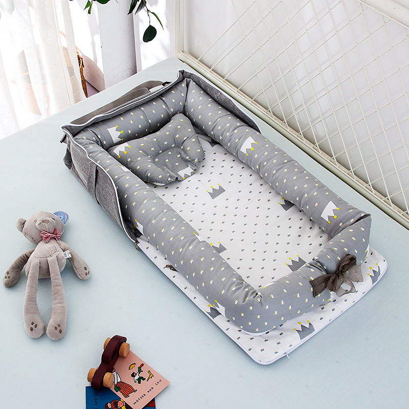 Portable und faltbare Babybett mit Kissen