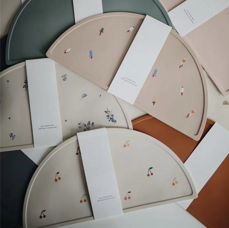 Silikon Platzset für Kinder – Rutschfeste Tischunterlage in Halbmondform