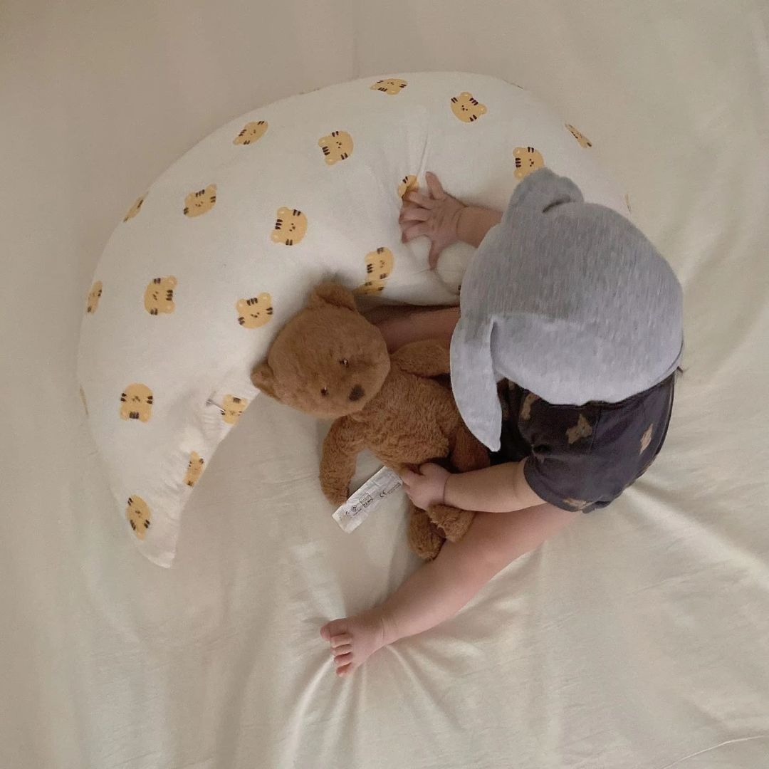 Mondförmiges Kissen für Babys – weiches Kuschelkissen zum Schlafen