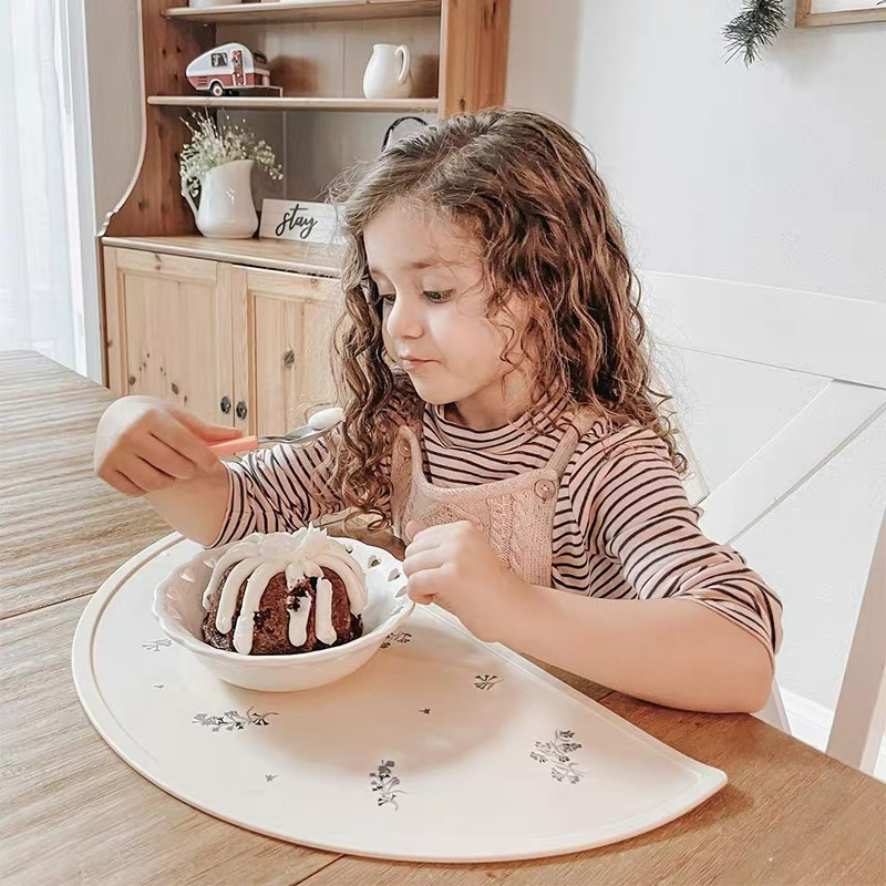 Silikon Platzset für Kinder – Rutschfeste Tischunterlage in Halbmondform