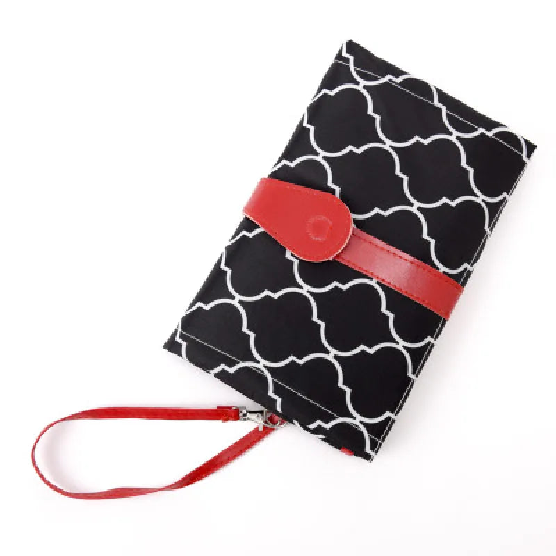 Faltbare Wickelunterlage für unterwegs mit Feuchttuchtasche