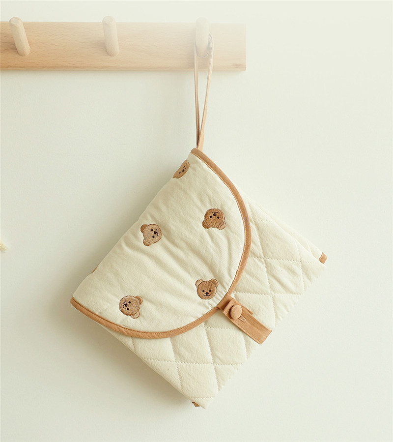 Wickelunterlage für unterwegs – Faltbare Baby Wickelmatte mit Bärchenmotiv