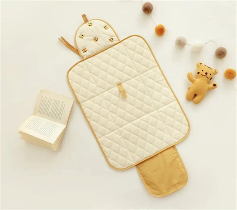 Wickelunterlage für unterwegs – Faltbare Baby Wickelmatte mit Bärchenmotiv