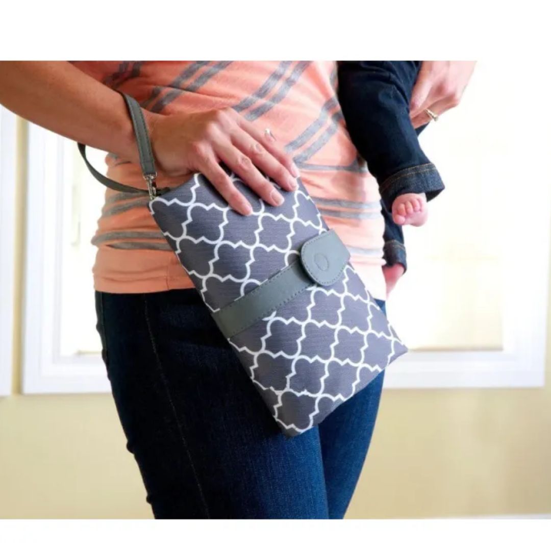 Faltbare Wickelunterlage für unterwegs mit Feuchttuchtasche