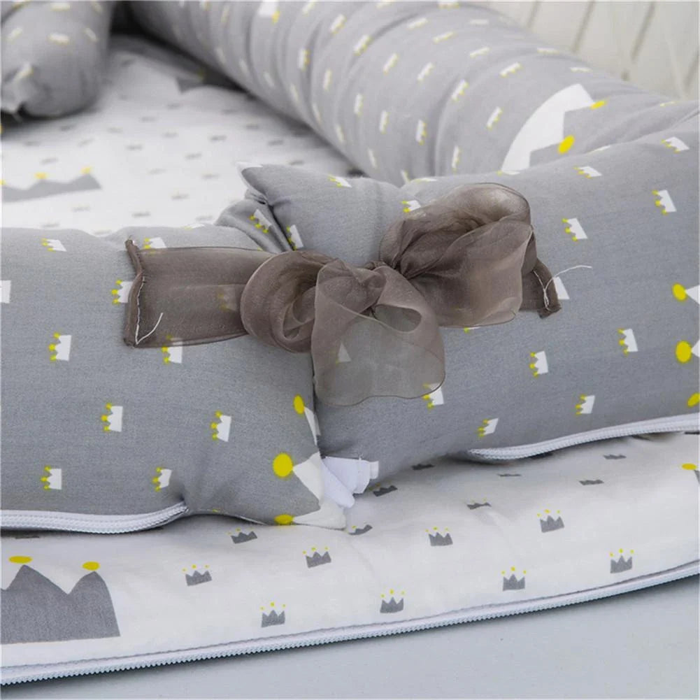 Portable und faltbare Babybett mit Kissen