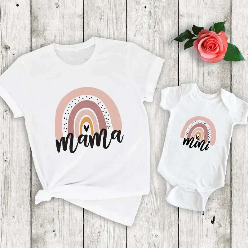 Mama & Tochter - Passendes T-Shirt & Strampler im Regenbogen-Design