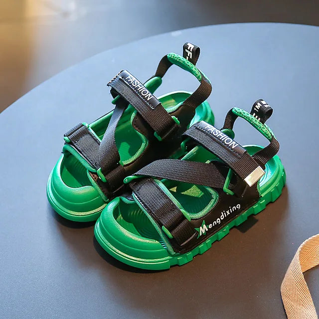 Trendige Kindersandalen mit Verstellriemen – In Pink und Grün für den Sommer