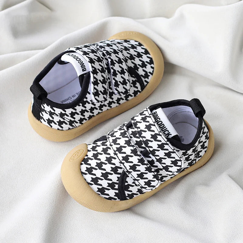 Atmungsaktives Material – Bedruckte Schuhe mit Klettverschluss für Kinder