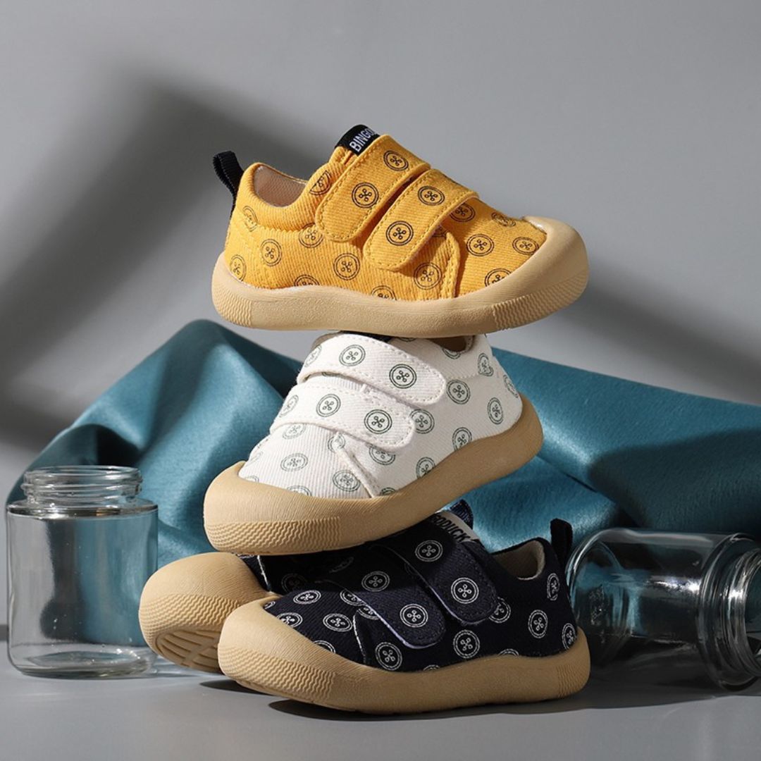 Atmungsaktives Material – Bedruckte Schuhe mit Klettverschluss für Kinder