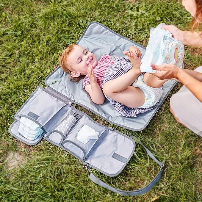 Faltbare Wickelunterlage für unterwegs – Tragbare Windelauflage mit Fächern