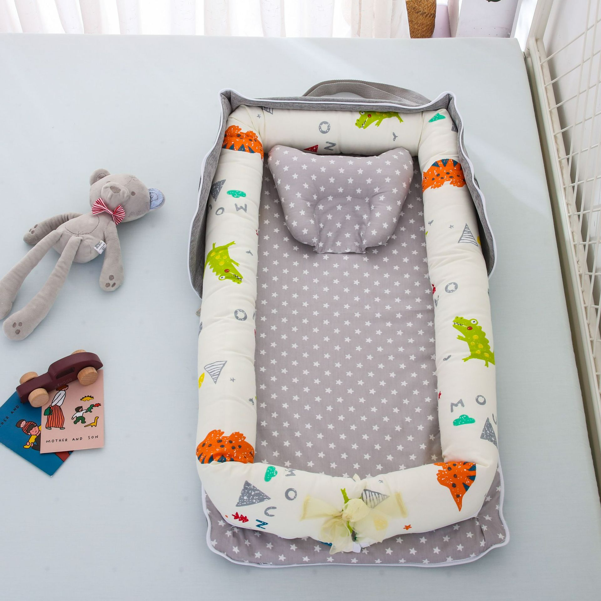 Portable und faltbare Babybett mit Kissen