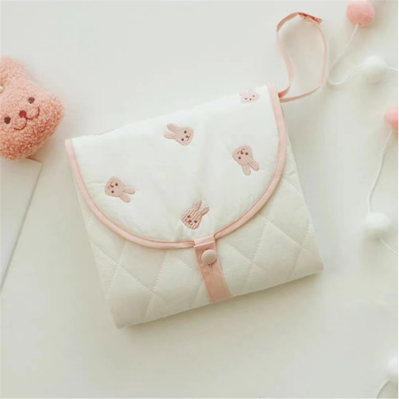 Wickelunterlage für unterwegs – Faltbare Baby Wickelmatte mit Bärchenmotiv