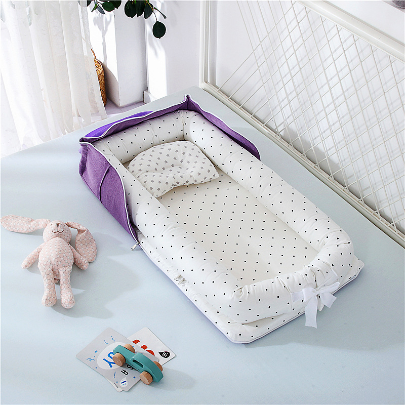 Portable und faltbare Babybett mit Kissen