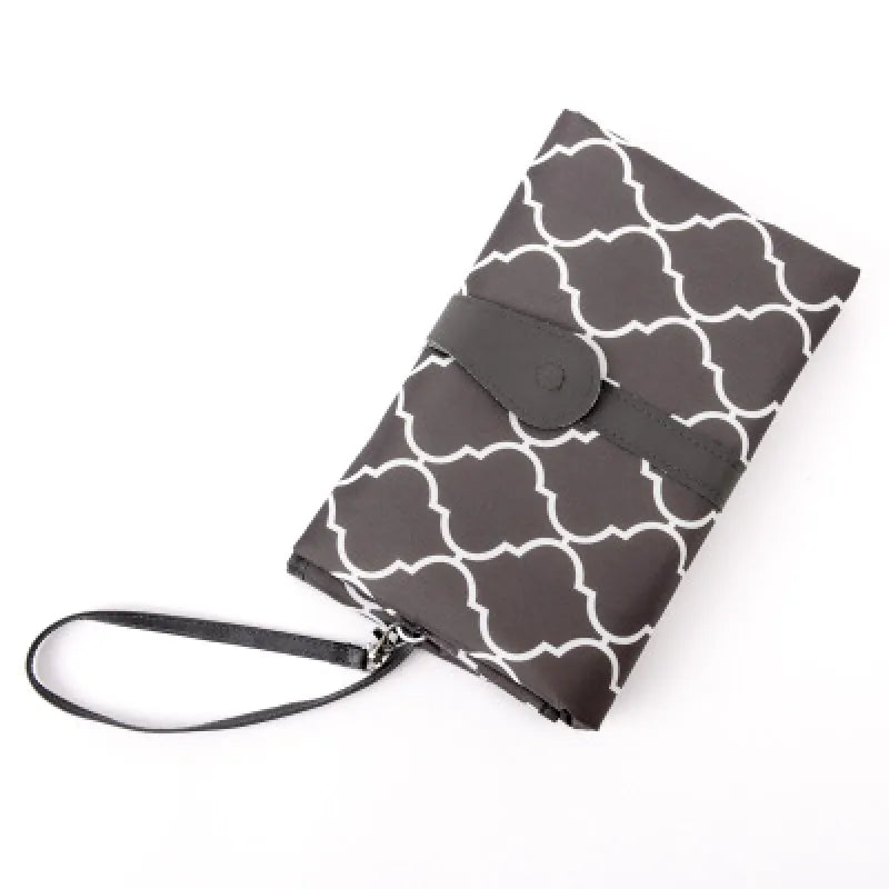 Faltbare Wickelunterlage für unterwegs mit Feuchttuchtasche