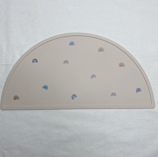 Silikon Platzset für Kinder – Rutschfeste Tischunterlage in Halbmondform