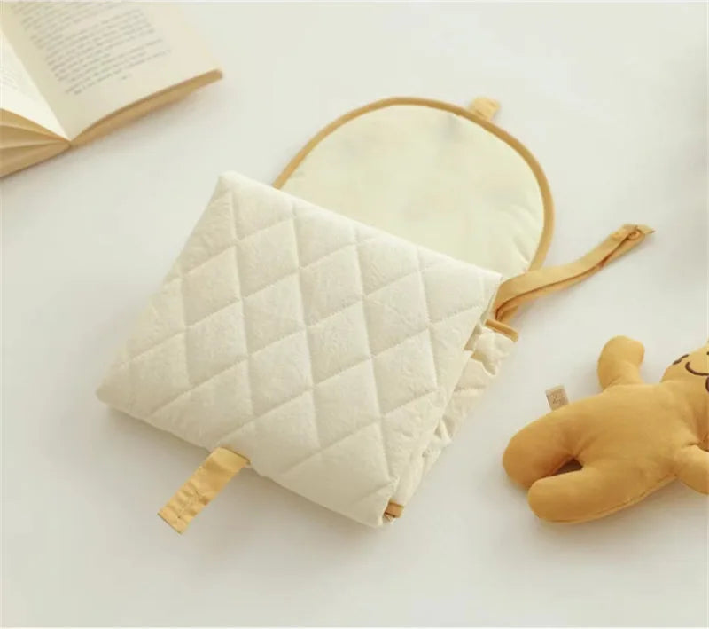 Wickelunterlage für unterwegs – Faltbare Baby Wickelmatte mit Bärchenmotiv