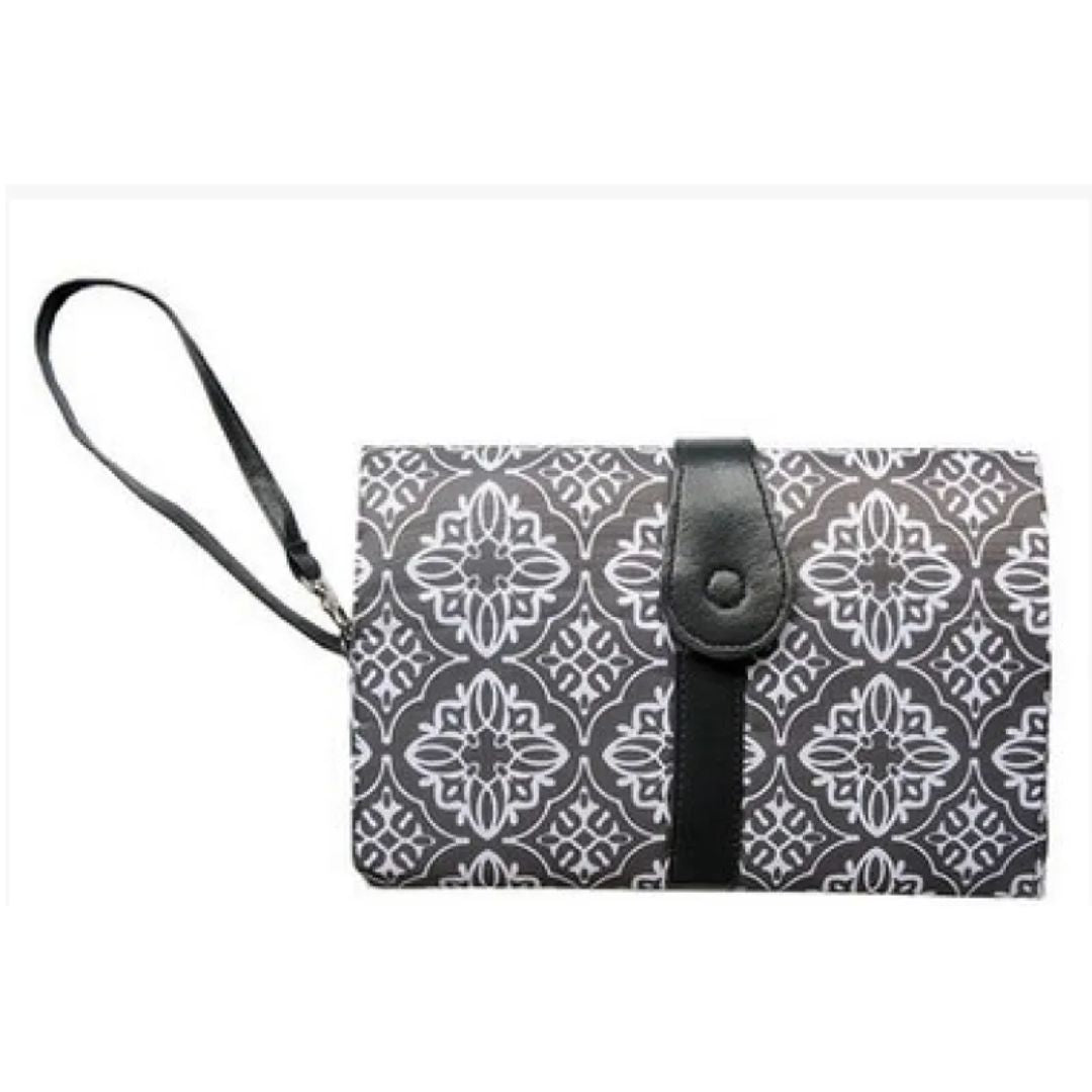 Faltbare Wickelunterlage für unterwegs mit Feuchttuchtasche