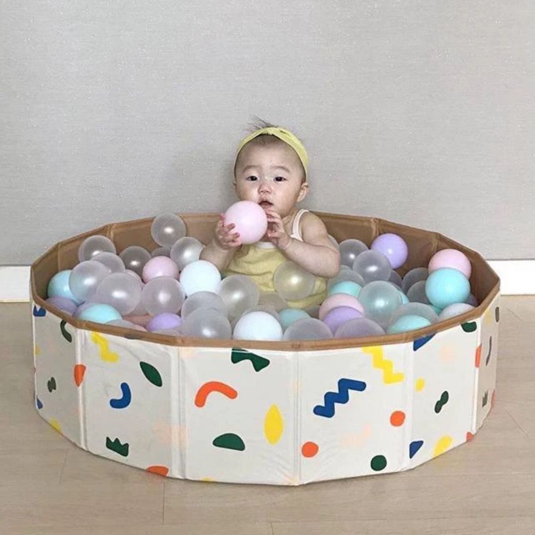 Sicheres Spielen – Spielgehege für Babys und Kleinkinder mit bunten Mustern