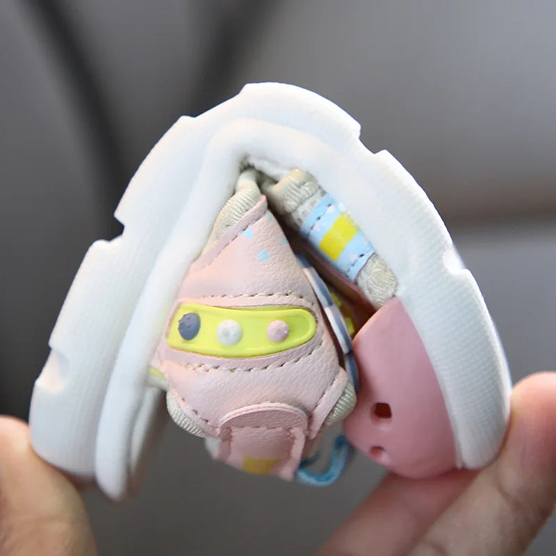 Sommerliche Sandabenteuer – Bunte Kindersandalen mit Klettverschluss